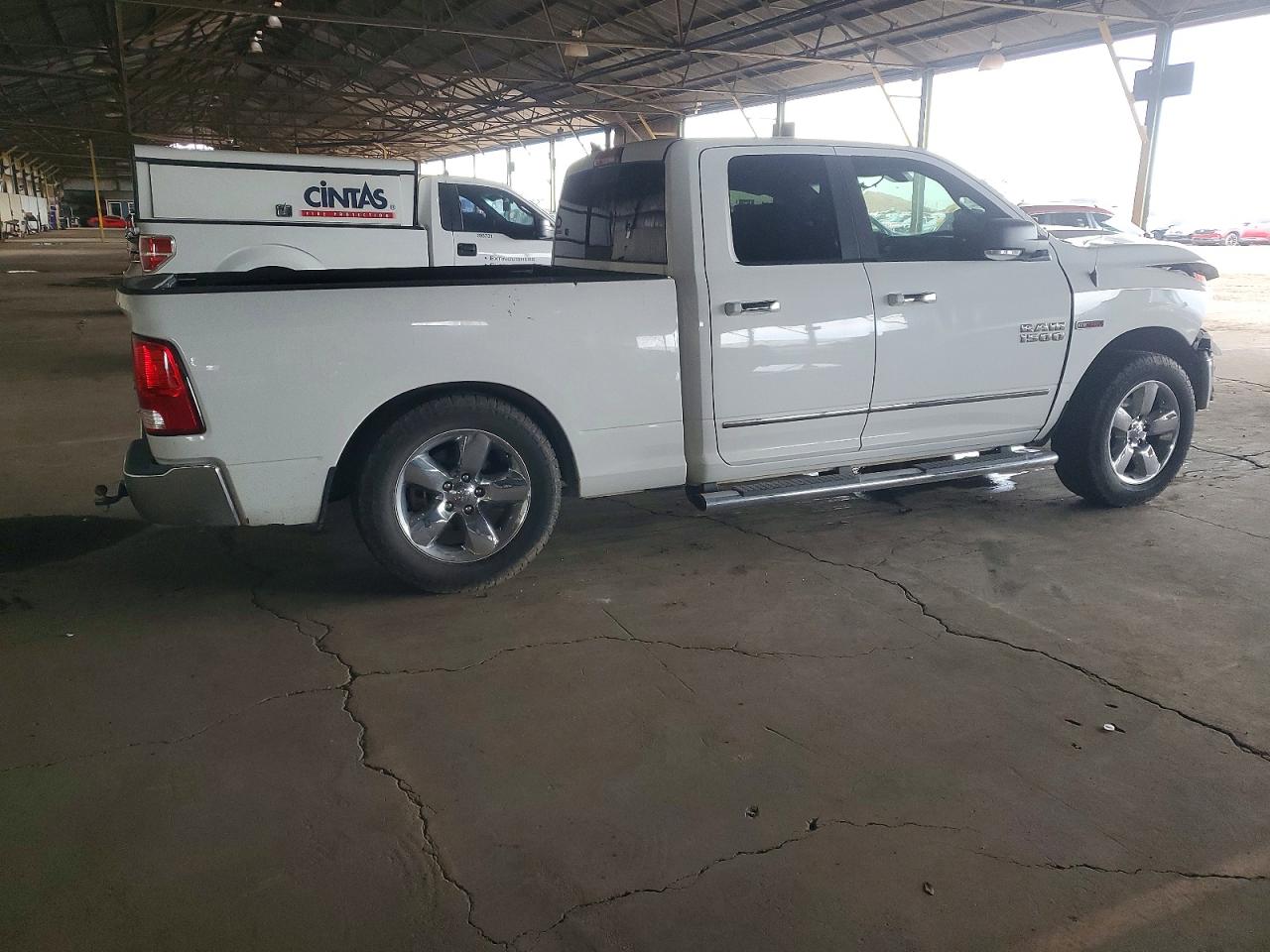 2016 RAM 1500 SLT photo 3