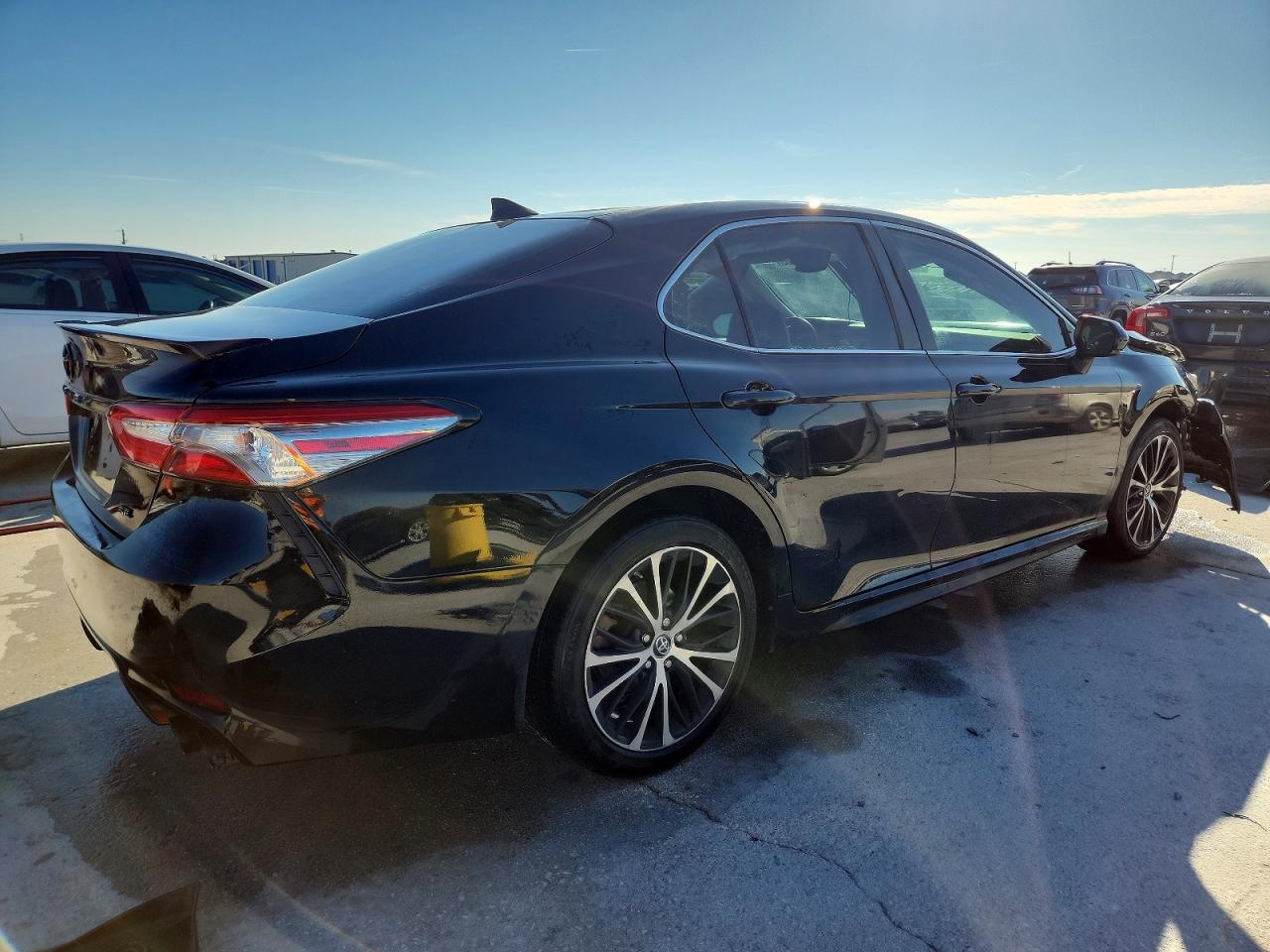2019 TOYOTA CAMRY SE photo 3