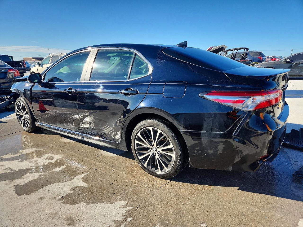 2019 TOYOTA CAMRY SE photo 2
