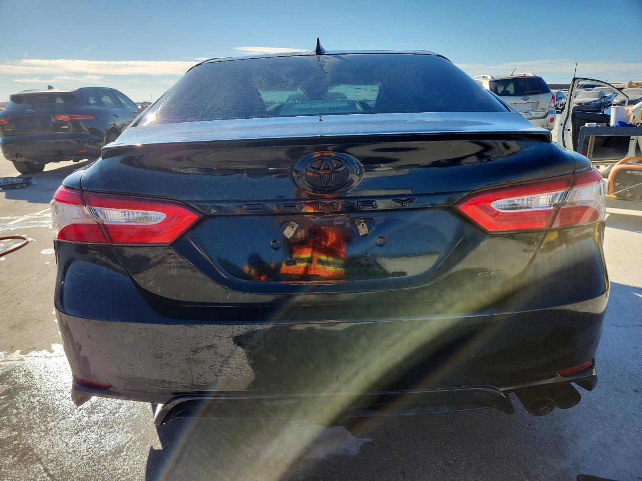 2019 TOYOTA CAMRY SE photo 6