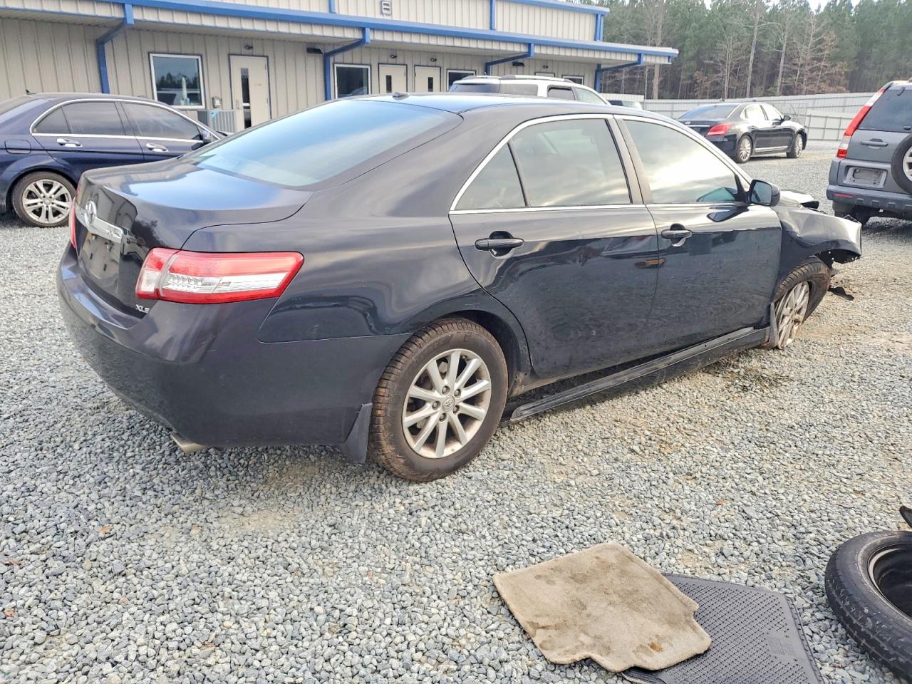 2010 TOYOTA CAMRY SE photo 3