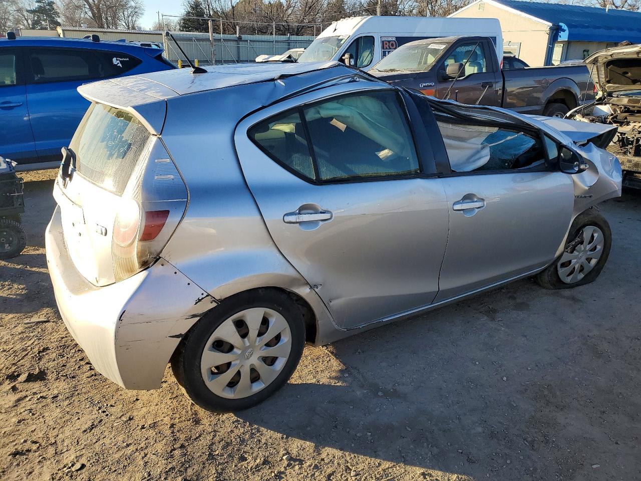 2013 TOYOTA PRIUS C photo 3