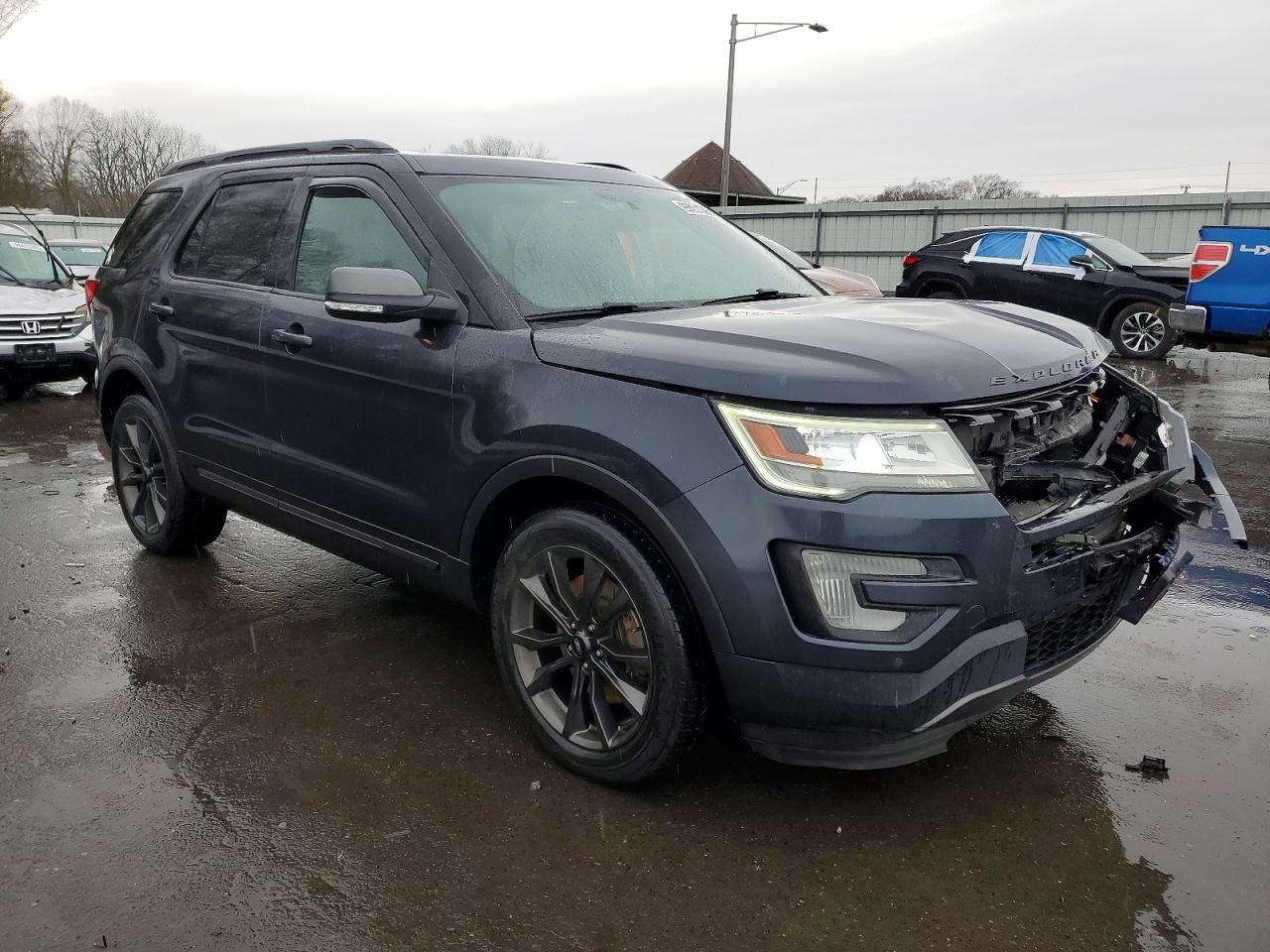 2017 FORD EXPLORER XLT photo 4