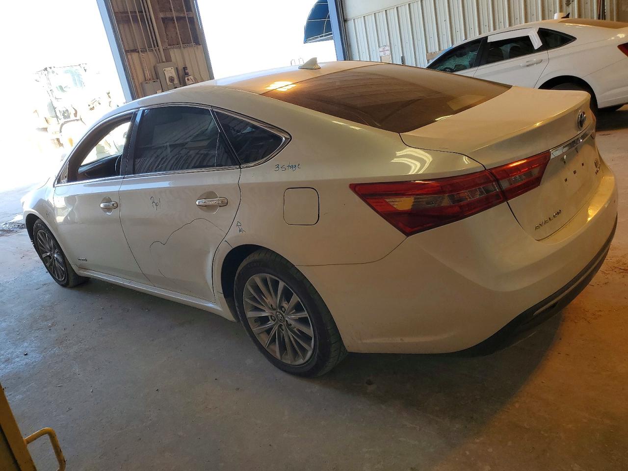 2016 TOYOTA AVALON HYBRID photo 2