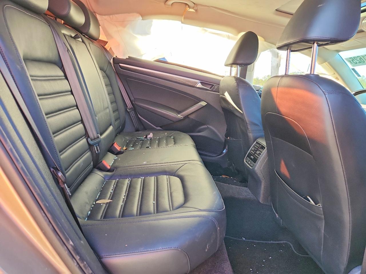 2017 VOLKSWAGEN PASSAT SEL PREMIUM photo 10