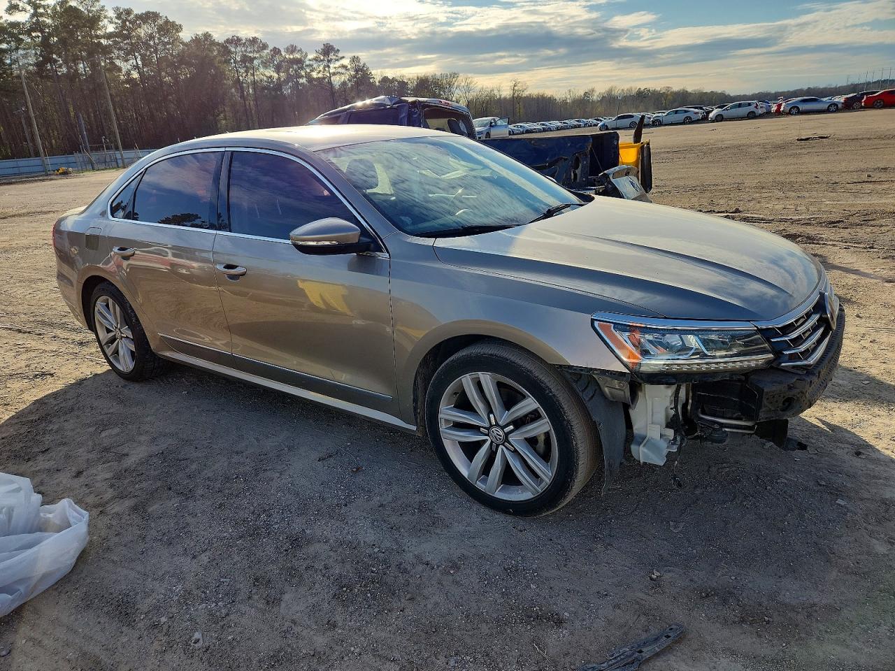 2017 VOLKSWAGEN PASSAT SEL PREMIUM photo 4