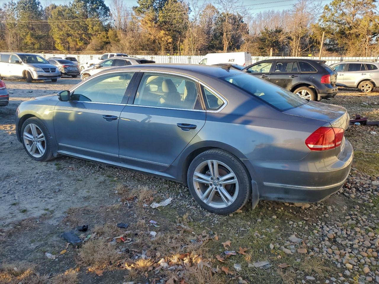 2014 VOLKSWAGEN PASSAT SEL photo 2