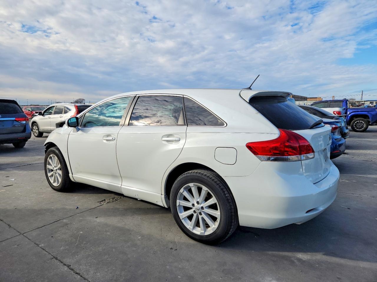 2012 TOYOTA VENZA LE photo 2
