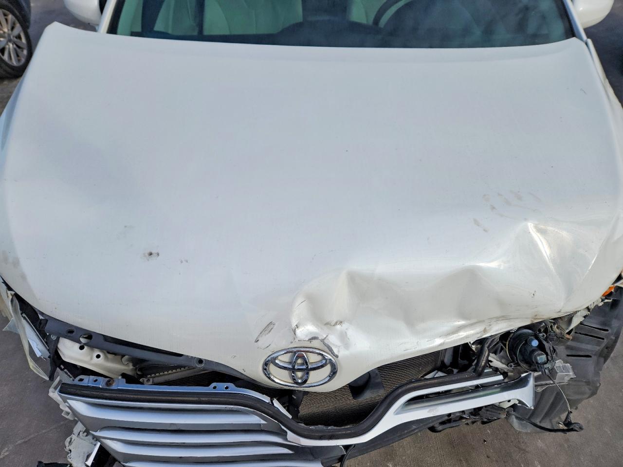 2012 TOYOTA VENZA LE photo 12