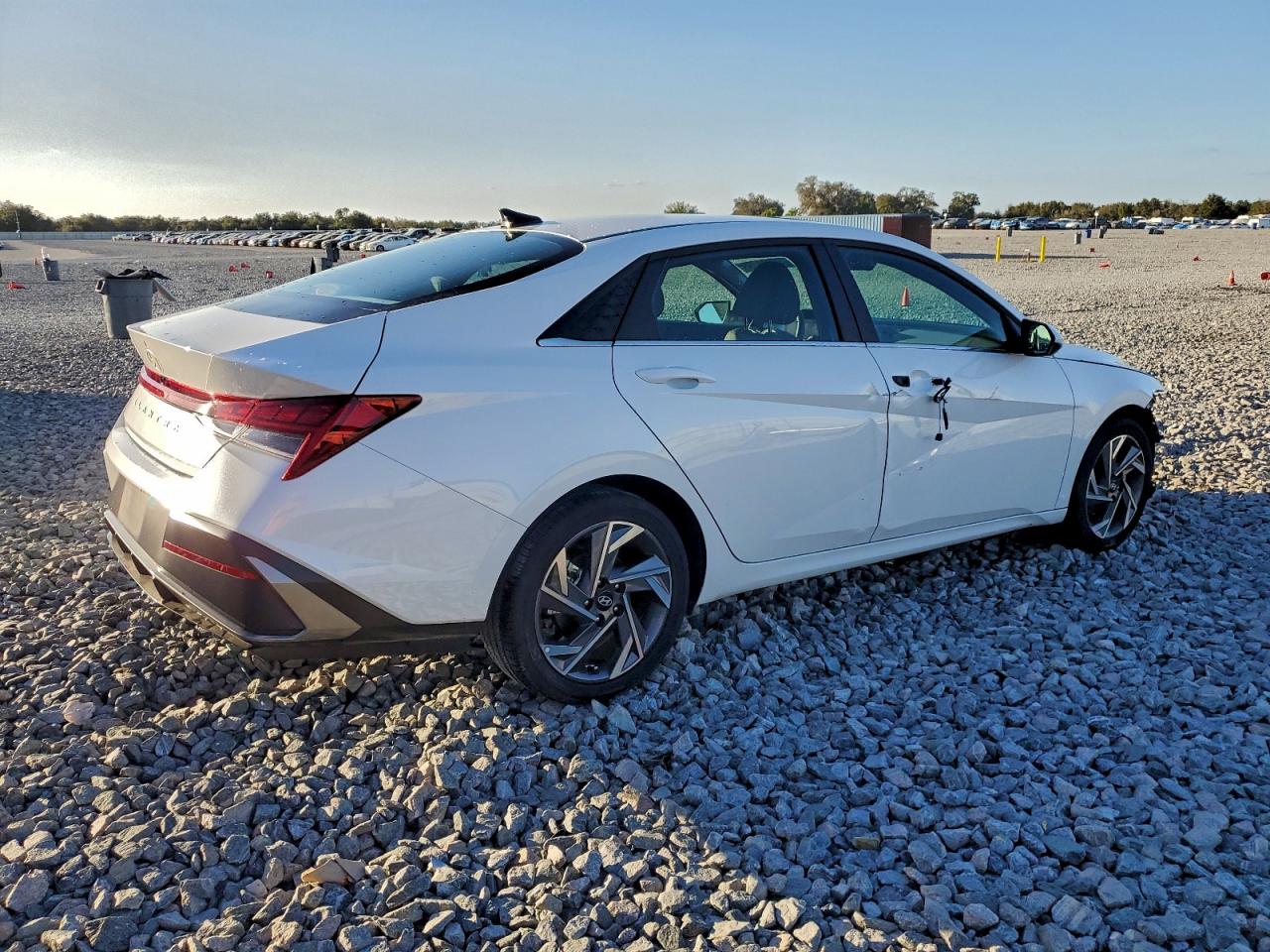 2025 HYUNDAI ELANTRA SEL photo 3