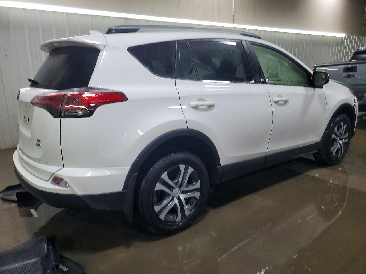 2018 TOYOTA RAV4 LE photo 3