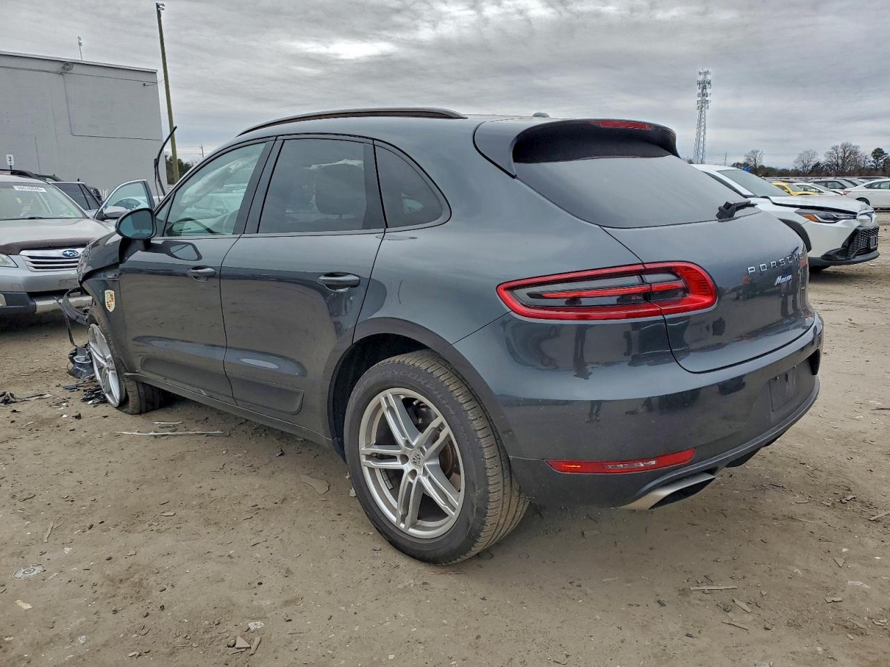 2018 PORSCHE MACAN photo 2