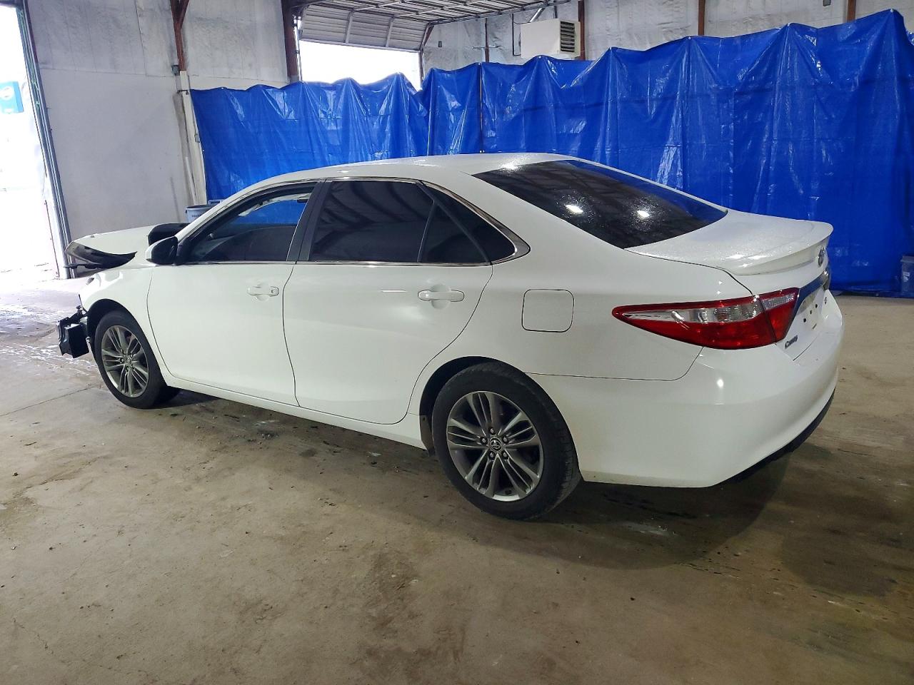 2016 TOYOTA CAMRY LE photo 2