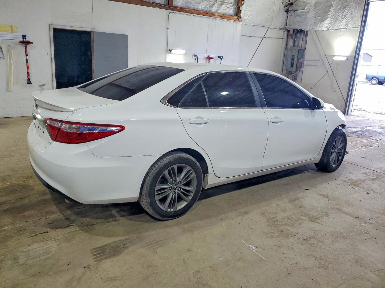 2016 TOYOTA CAMRY LE photo 3