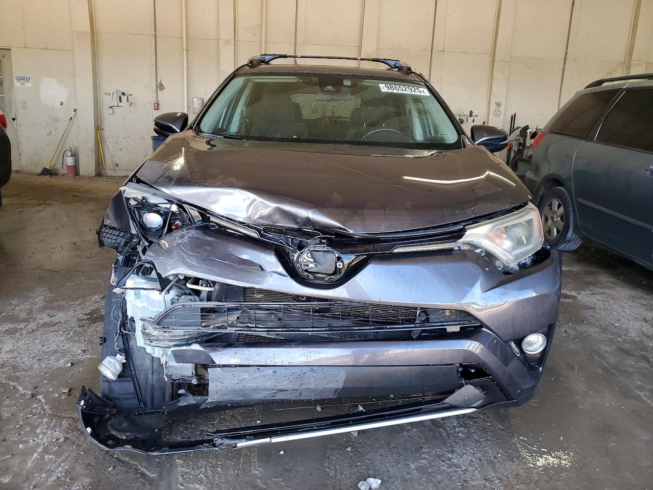 2017 TOYOTA RAV4 XLE photo 5