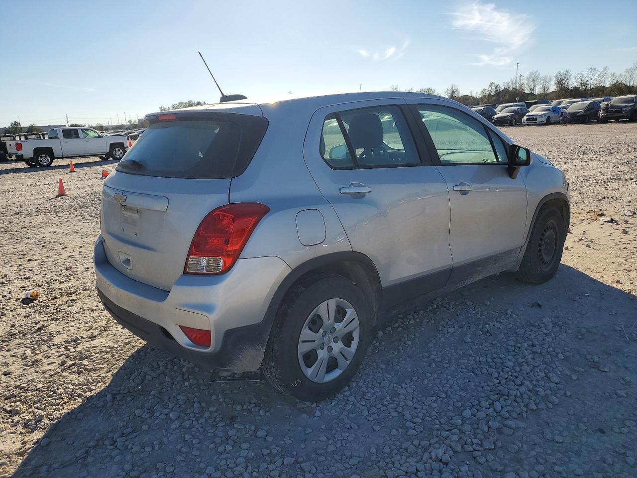 2017 CHEVROLET TRAX LS photo 3