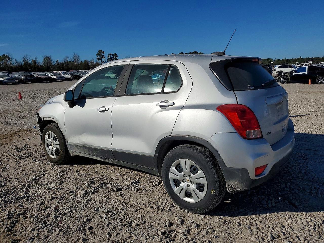 2017 CHEVROLET TRAX LS photo 2