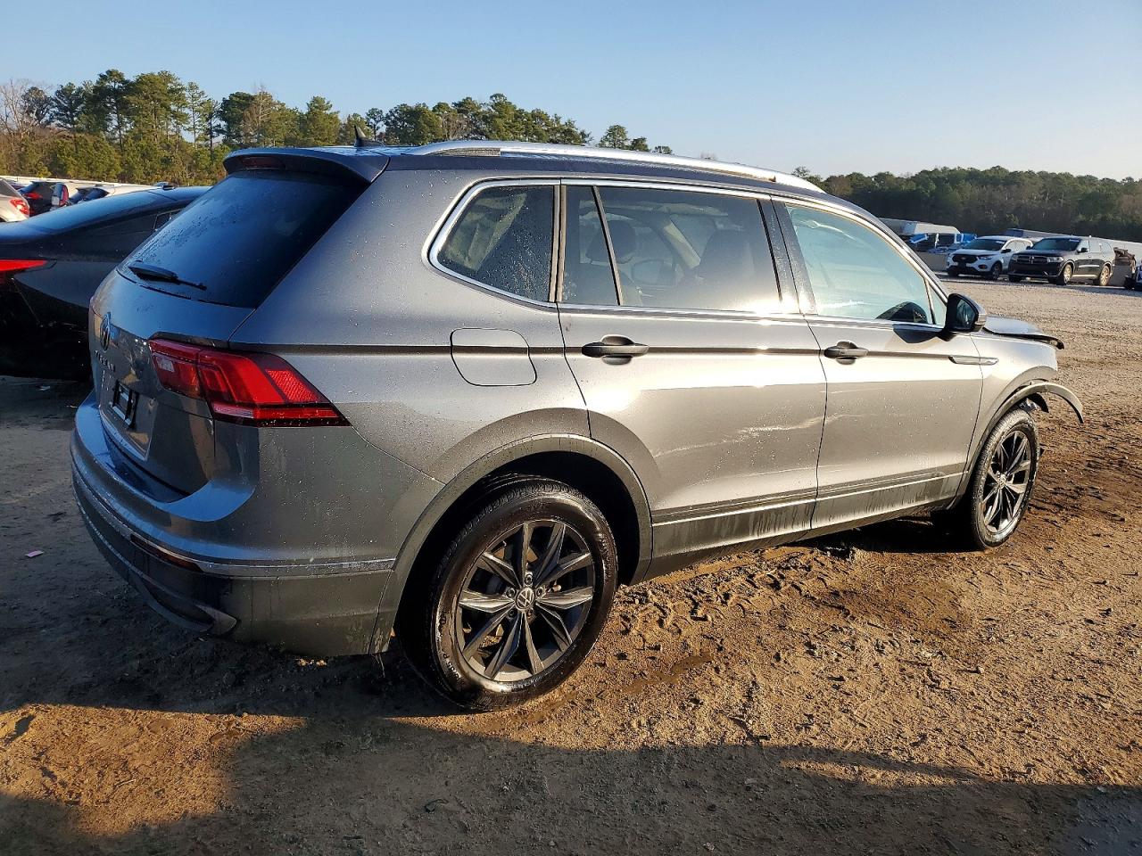 2024 VOLKSWAGEN TIGUAN SE photo 3