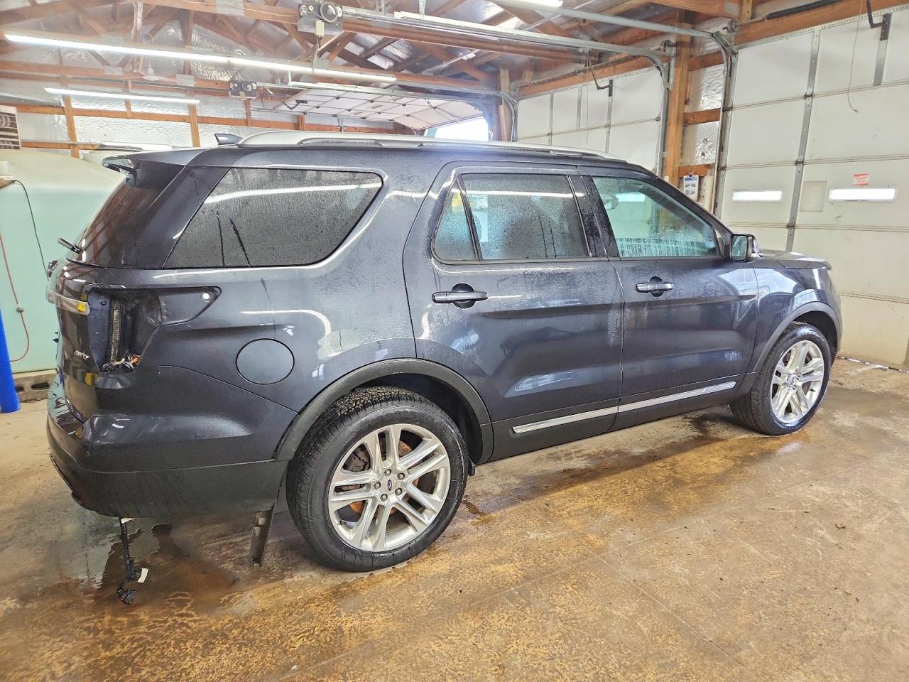 2017 FORD EXPLORER XLT photo 3