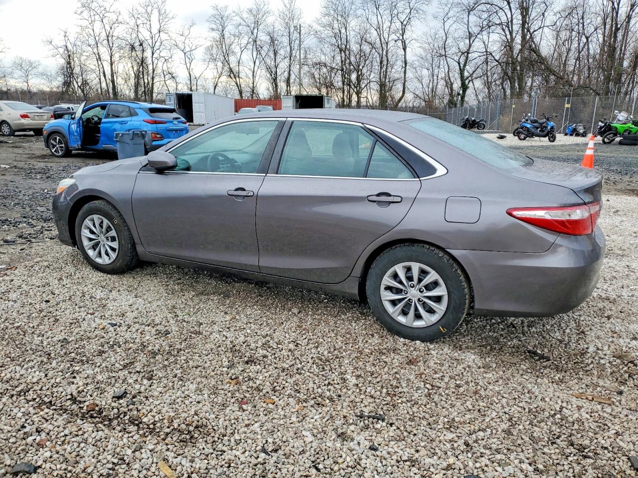 2016 TOYOTA CAMRY LE photo 2
