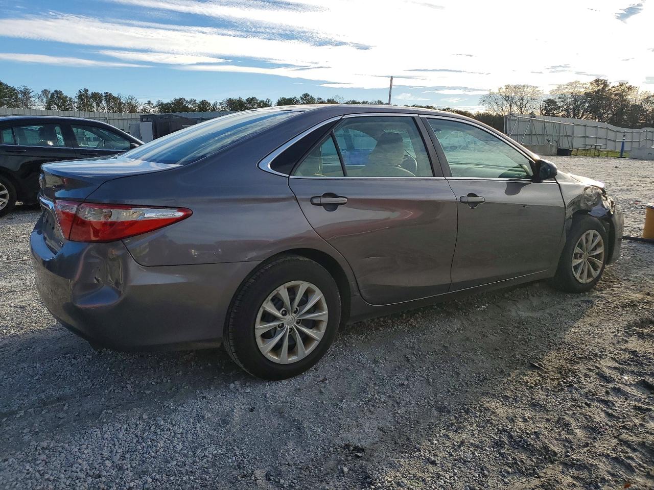 2015 TOYOTA CAMRY LE photo 3