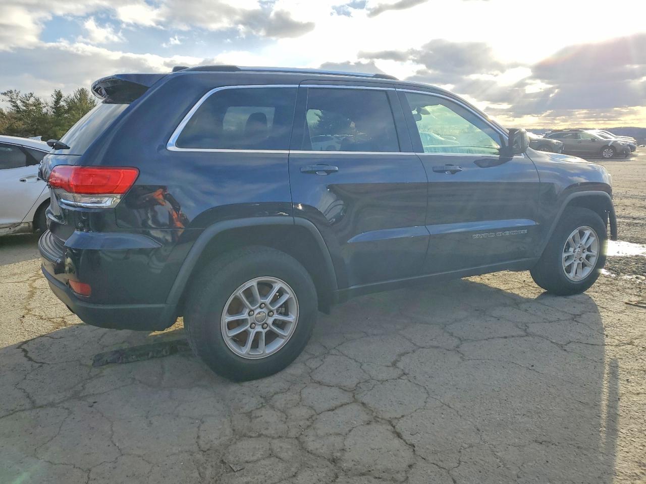 2018 JEEP GRAND CHEROKEE LAREDO photo 3