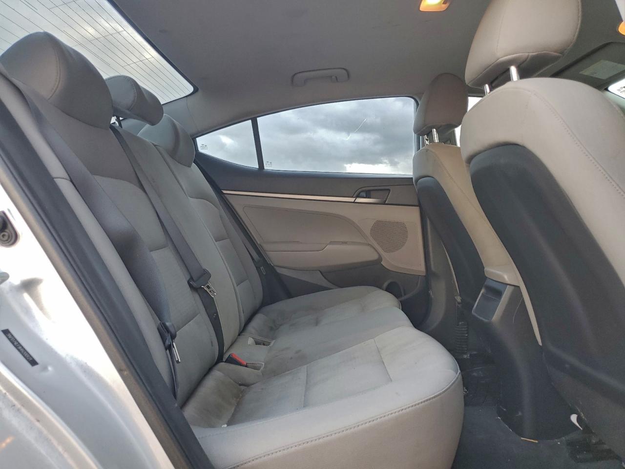 2017 HYUNDAI ELANTRA SE photo 10