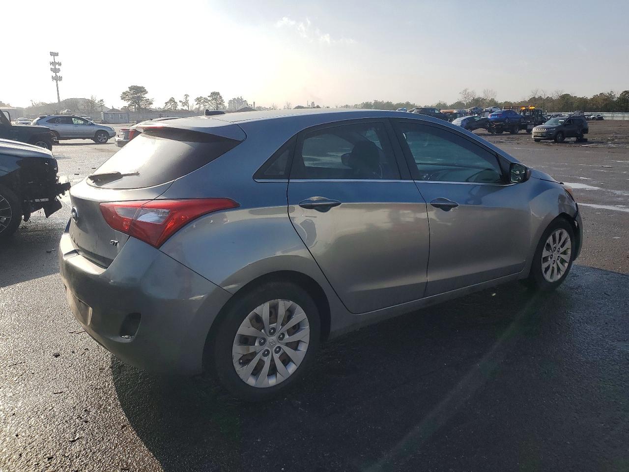 2017 HYUNDAI ELANTRA GT photo 3