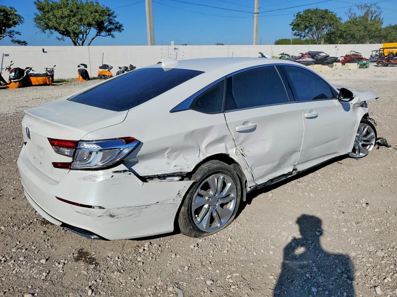 2018 HONDA ACCORD LX photo 3