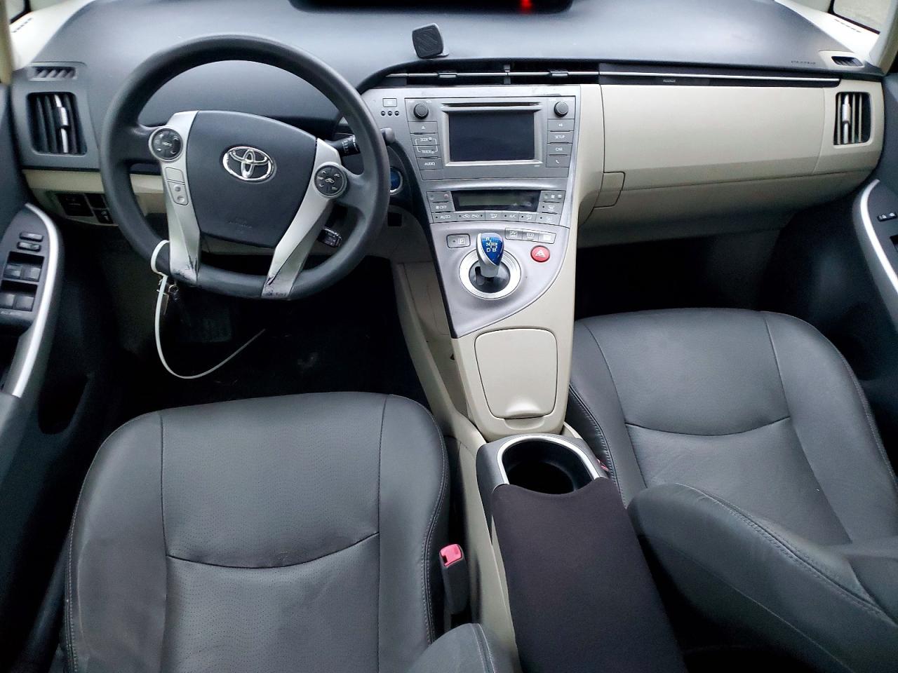 2015 TOYOTA PRIUS photo 8