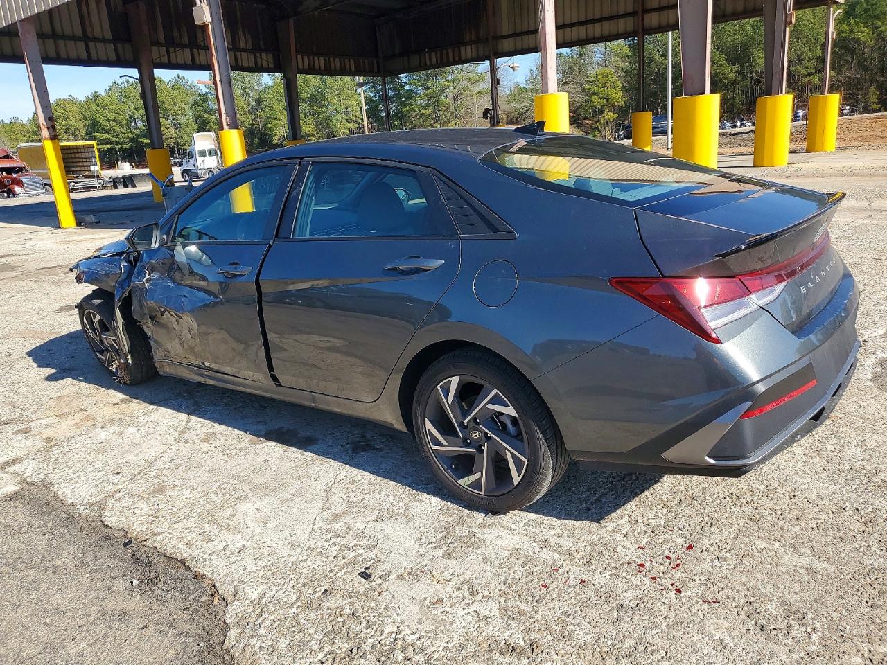2025 HYUNDAI ELANTRA SEL SPORT photo 2