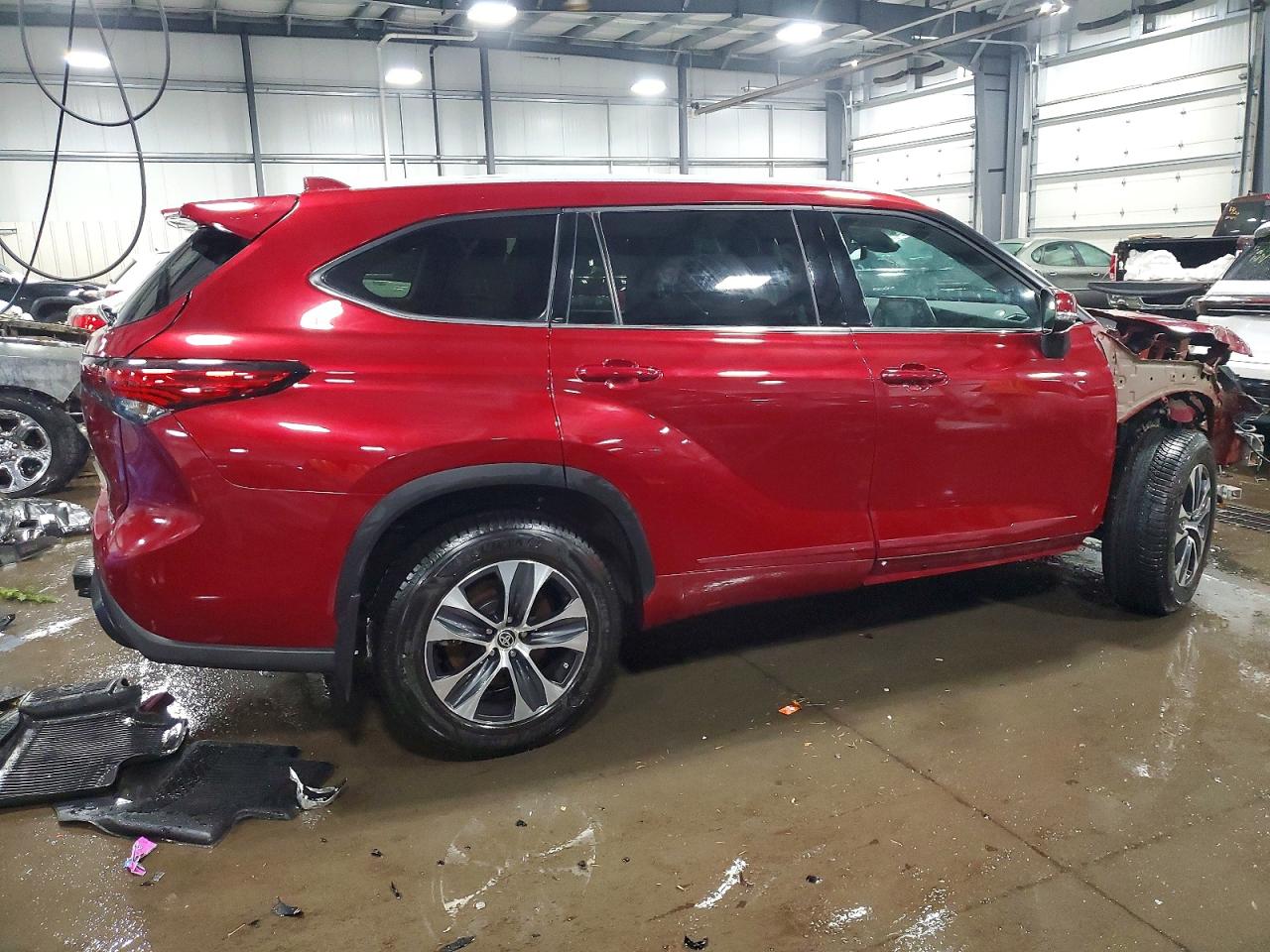 2022 TOYOTA HIGHLANDER XLE photo 3