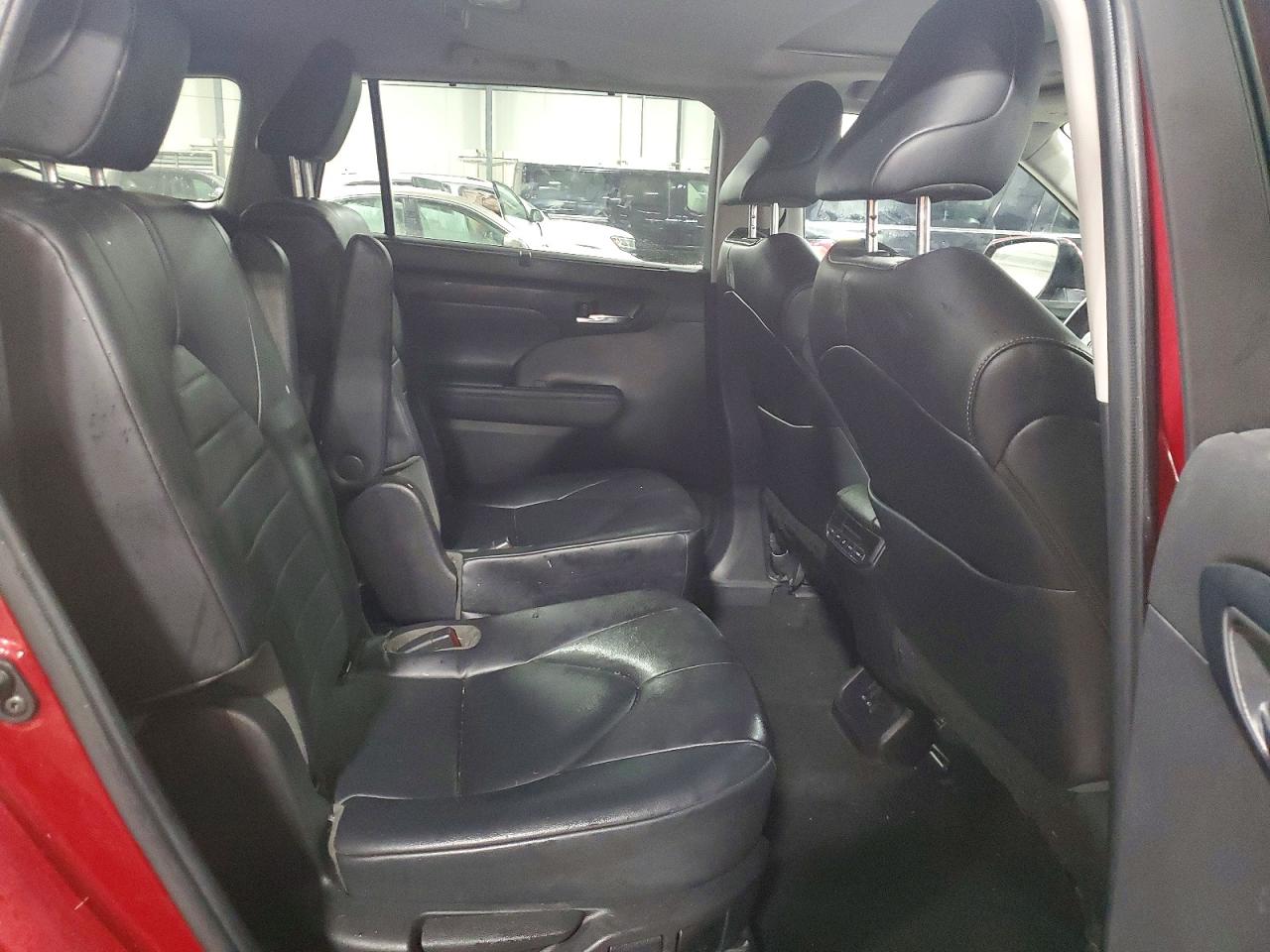 2022 TOYOTA HIGHLANDER XLE photo 11