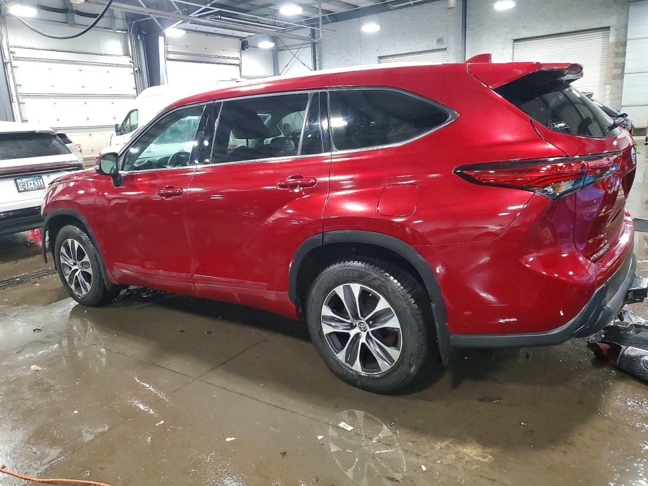 2022 TOYOTA HIGHLANDER XLE photo 2