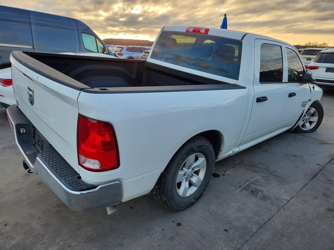 2023 RAM 1500 CLASSIC TRADESMAN photo 3