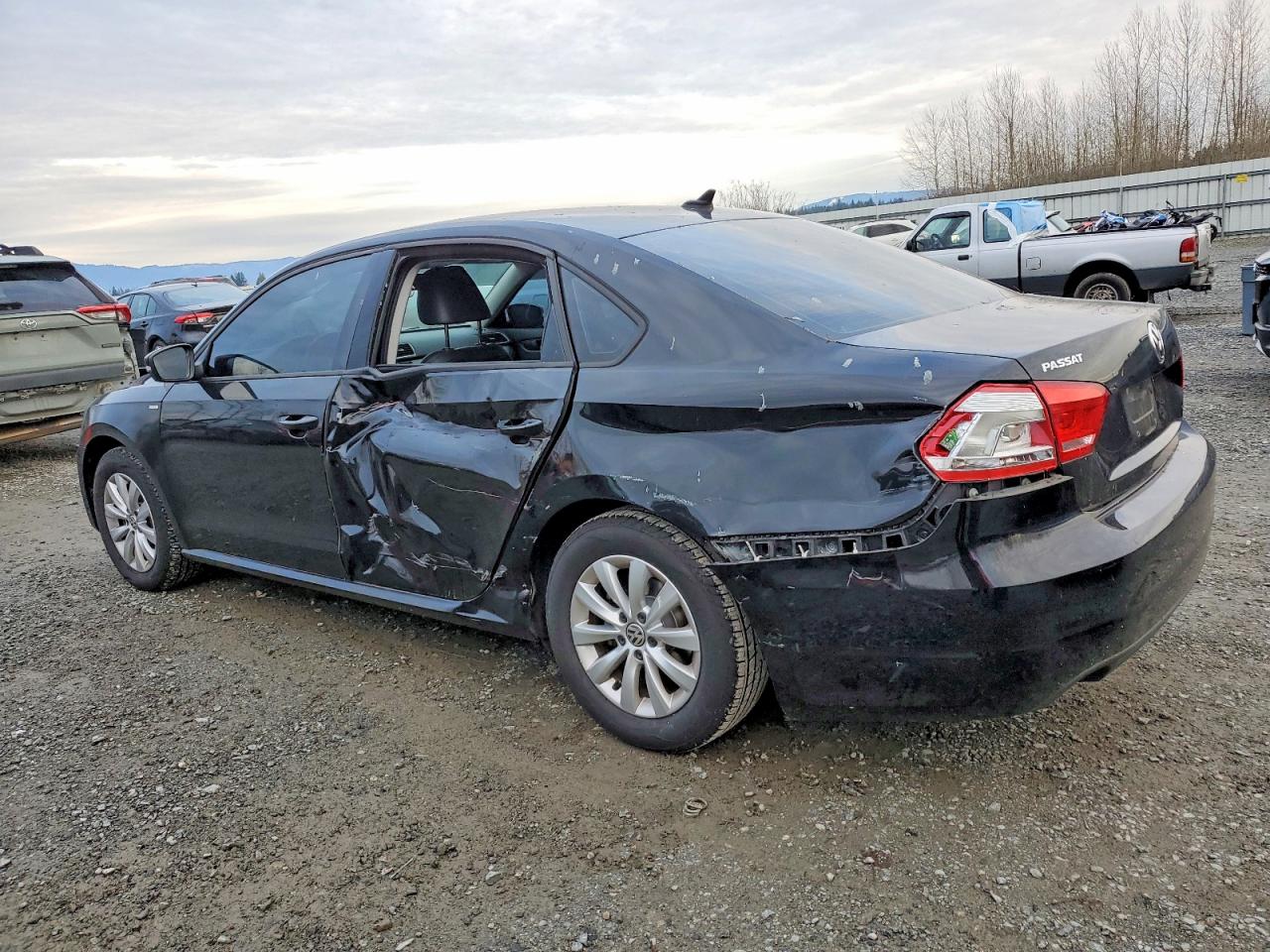 2014 VOLKSWAGEN PASSAT S photo 2