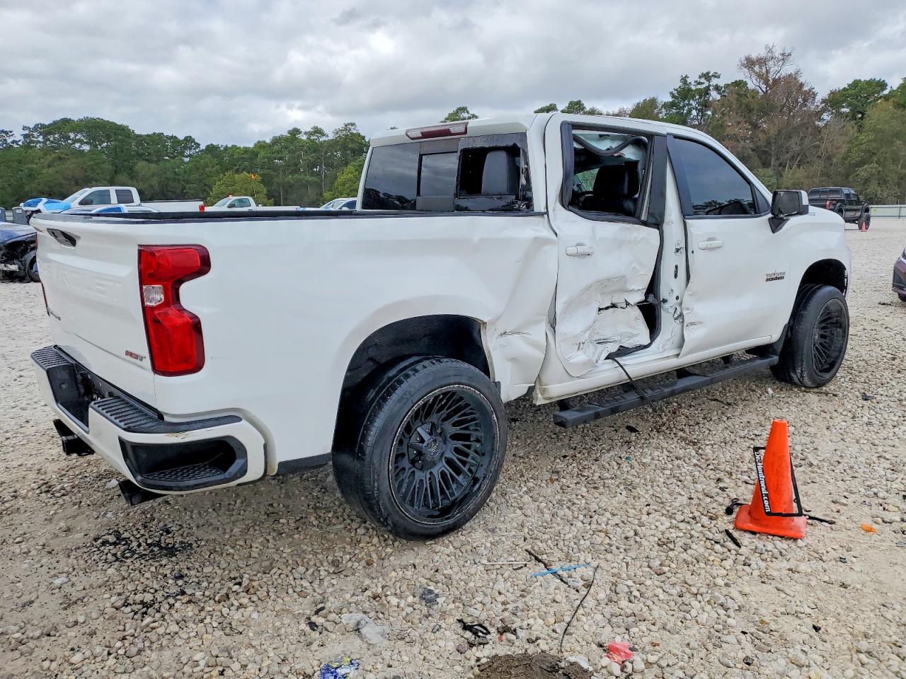 2020 CHEVROLET SILVERADO C1500 RST photo 3