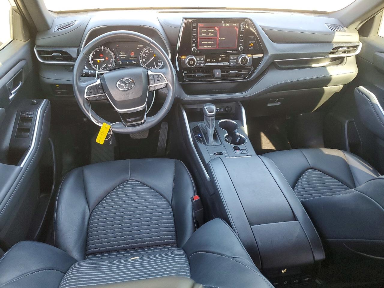 2022 TOYOTA HIGHLANDER XSE photo 8