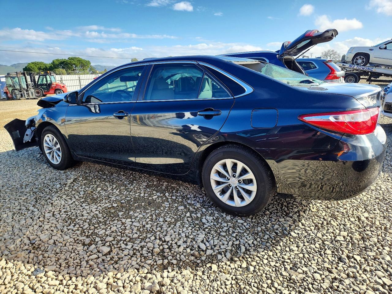 2017 TOYOTA CAMRY LE photo 2