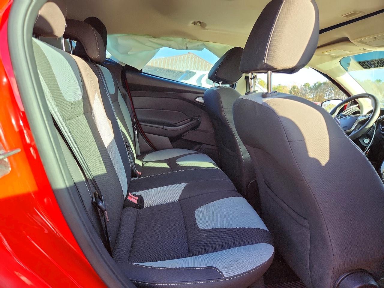 2014 FORD FOCUS SE photo 10