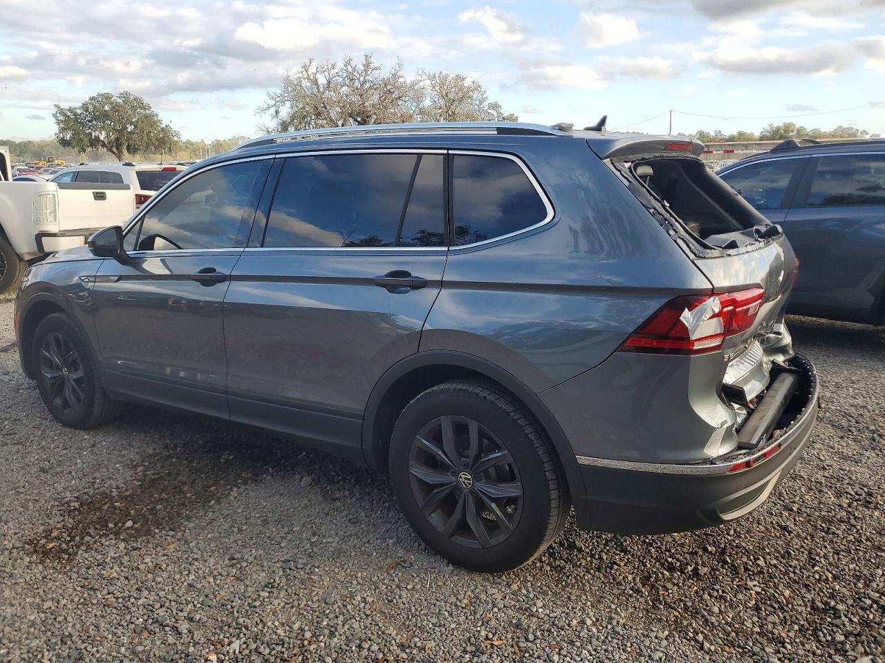 2024 VOLKSWAGEN TIGUAN SE photo 2