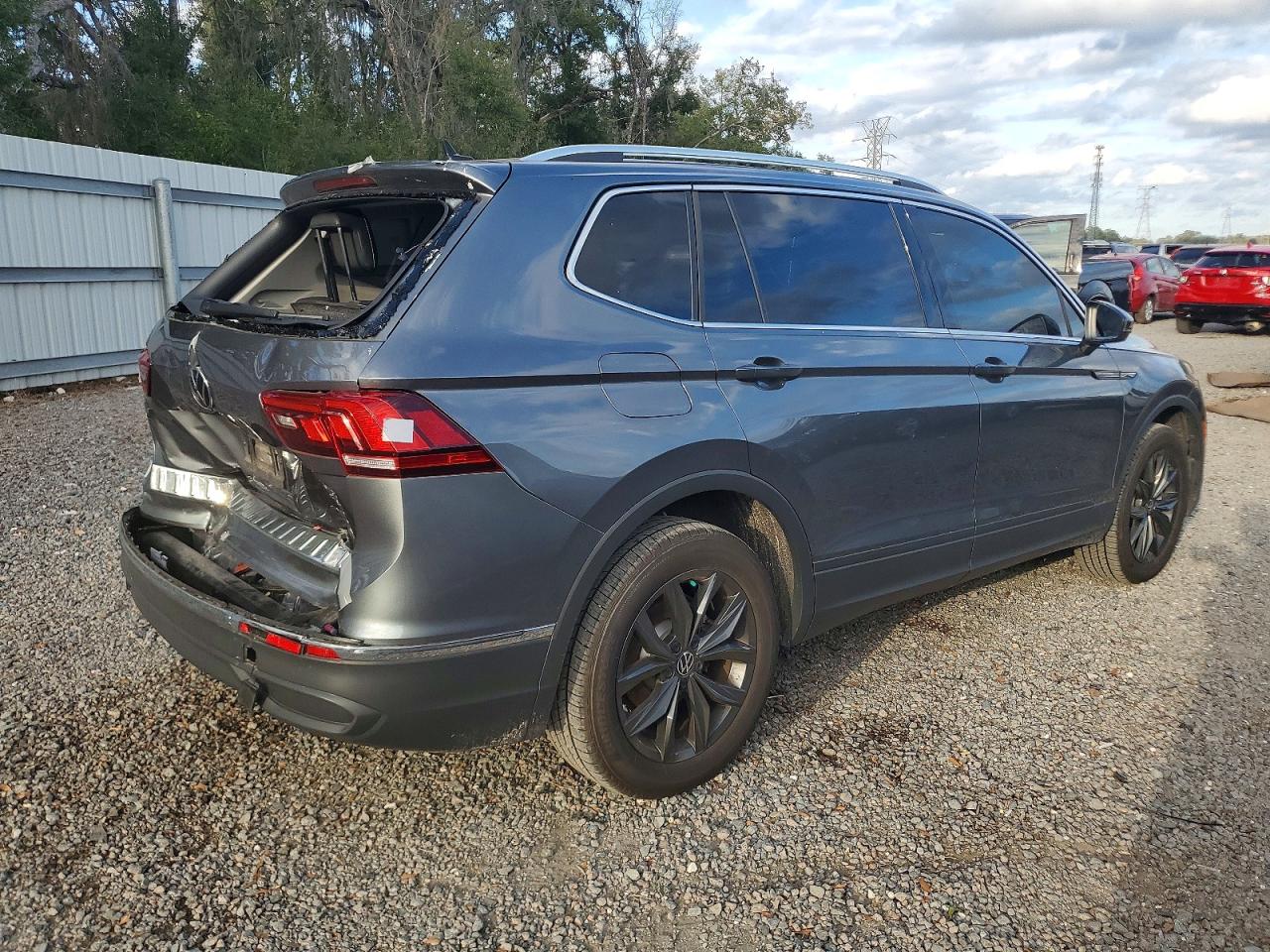 2024 VOLKSWAGEN TIGUAN SE photo 3