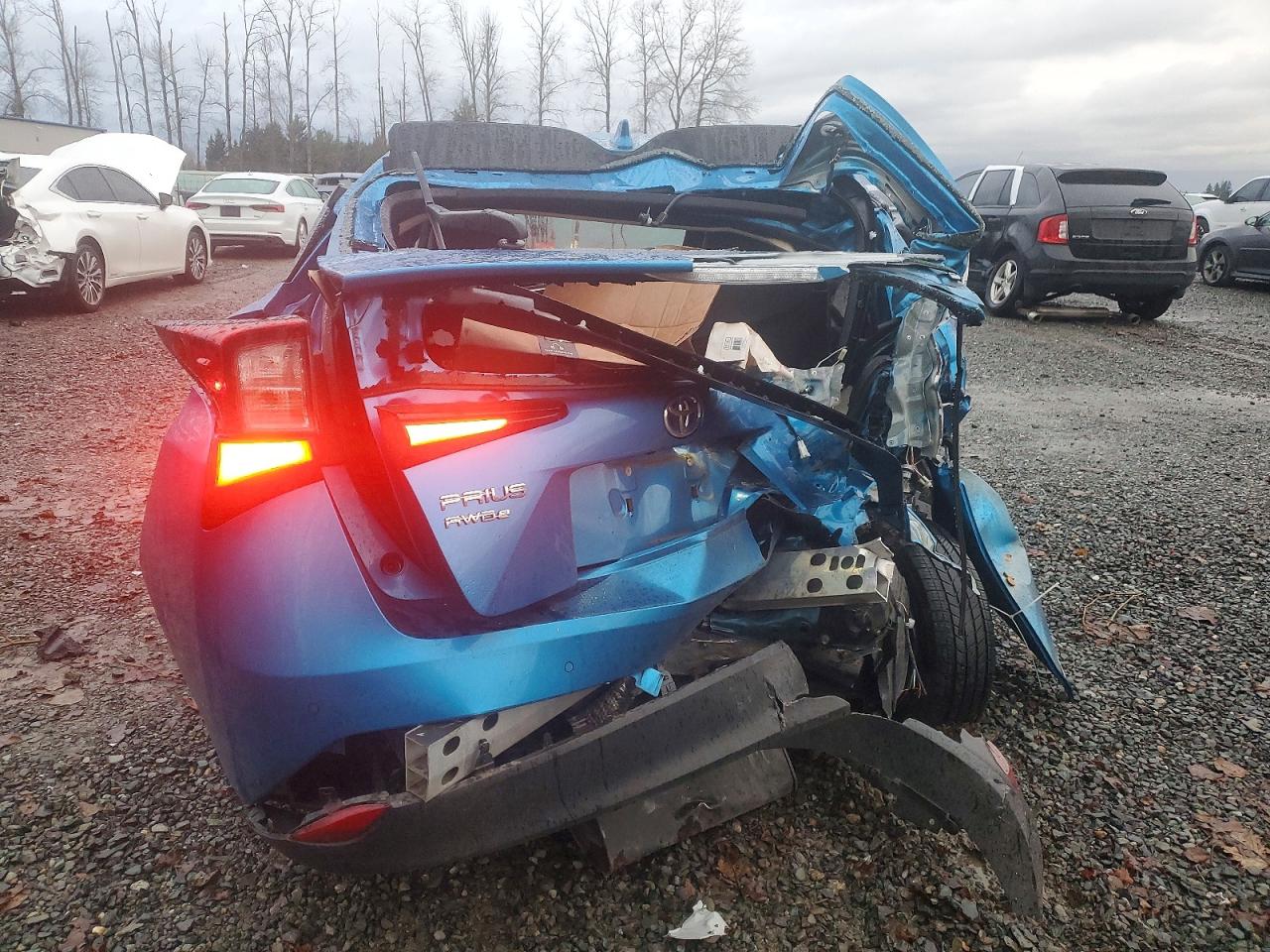 2019 TOYOTA PRIUS photo 6