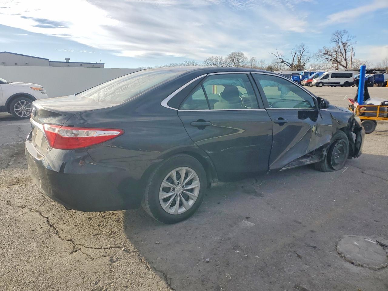 2017 TOYOTA CAMRY LE photo 3