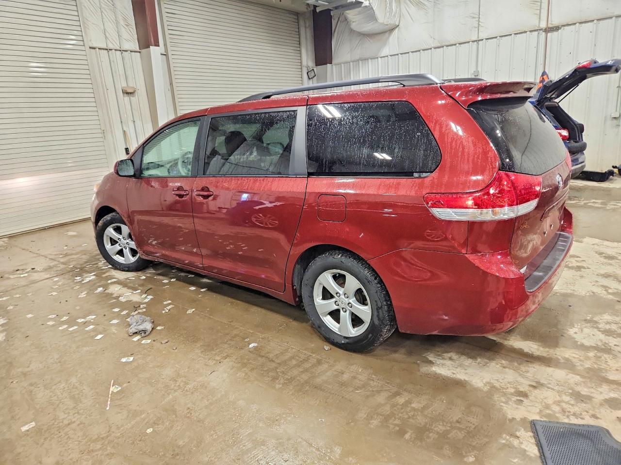 2013 TOYOTA SIENNA LE photo 2