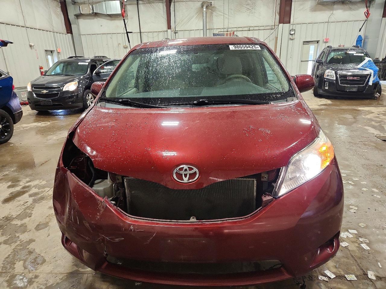 2013 TOYOTA SIENNA LE photo 5