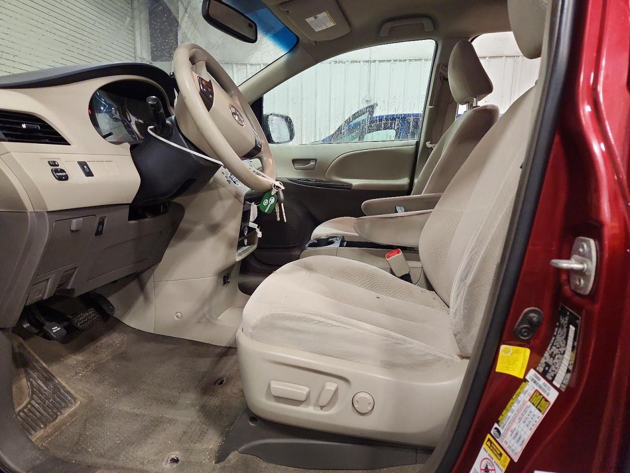 2013 TOYOTA SIENNA LE photo 7