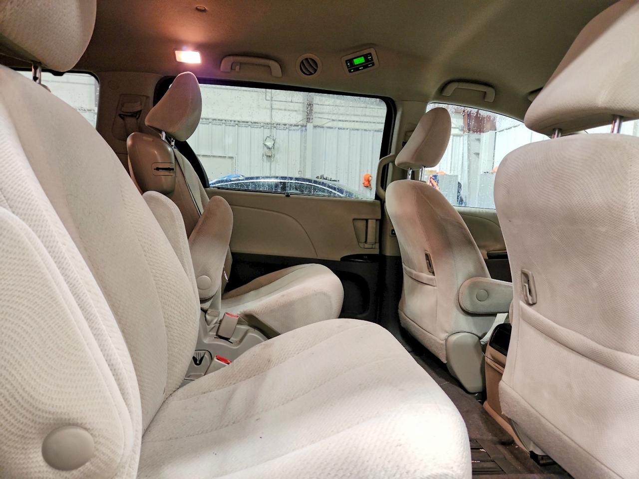 2013 TOYOTA SIENNA LE photo 11