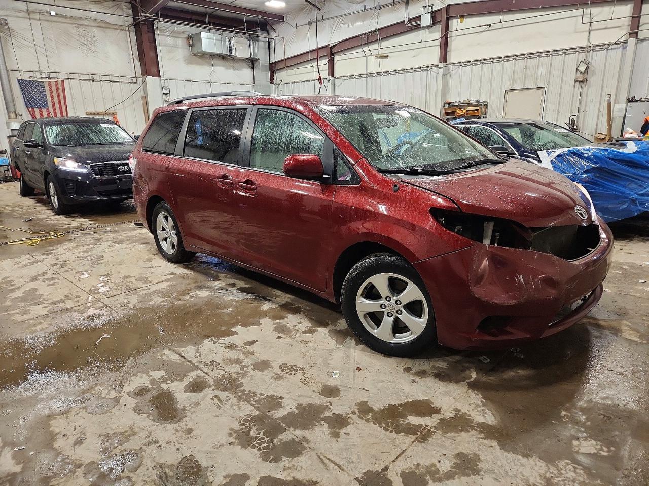 2013 TOYOTA SIENNA LE photo 4