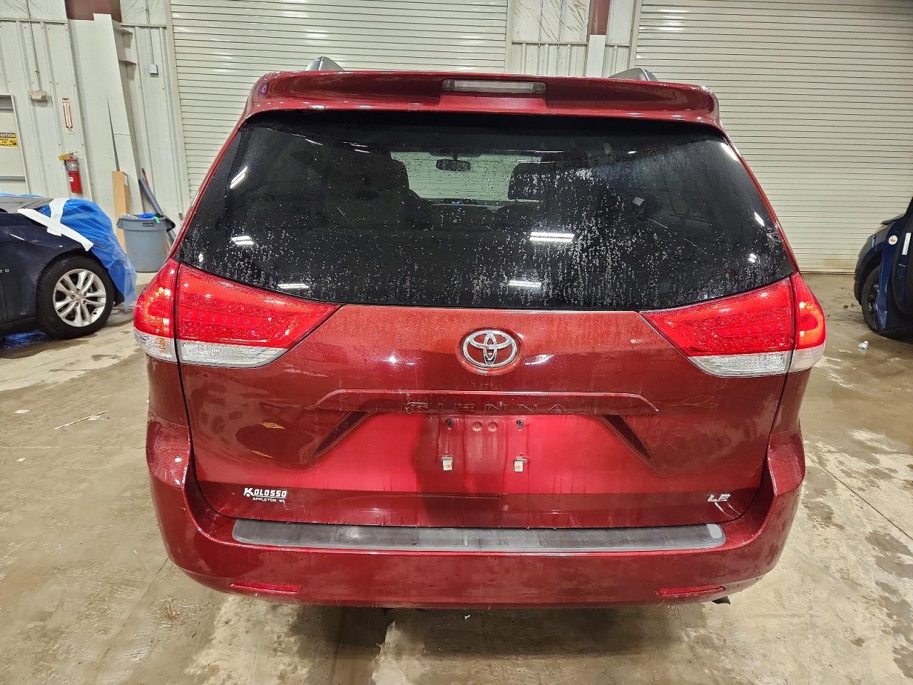 2013 TOYOTA SIENNA LE photo 6